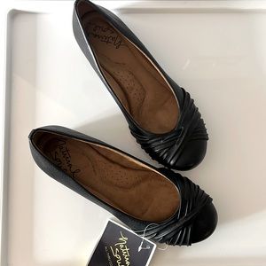 Mary Jane Flats. Faux Leather. NWT. Black. Sz 6.5